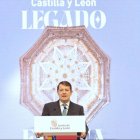 El presidente de la Junta de Castilla y León, Alfonso Fernández Mañueco, durante su intervención en el estand de la Junta de Castilla y León durante su visita a Fitur.