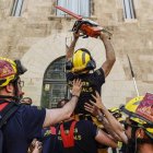 Bomberos forestales de la Generalitat valenciana frente al Palau de la Generalitat.