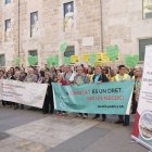 Decenas de personas se concentran frente a Les Corts para reclamar la reversión del Departamento de Salud Elx-Crevillent