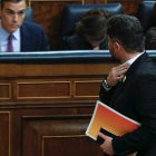 Rufián pasa por delante del escaño de Sánchez.