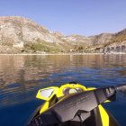 Una moto de agua frente a una cala del Cabo de Gata, en Almería.