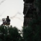 Los bomberos trabajan en el incendio