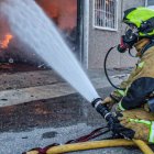 Los bomberos durante las labores de extinción del fuego