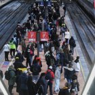 Personas esperando un tren en la estación de Atocha, el pasado mes de diciembre, en uno de los últimos cortes en Cercanías,