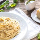 Espaguetis cacio e pepe