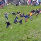 Participantes en una edición reciente del "Cheese Rolling".