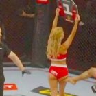 Ali Heibati, propinándole la patada en las nalgas a María, la ring-girl