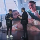 Manu Sánchez y Pablo López sorprenden a una sanitaria.