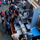 Estudiantes de la Acampada por Palestina apilan objetos frente a las puertas de la facultad de Filología de la Universitat de Valencia.