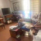 Un agente toca el piano para calmar a una anciana