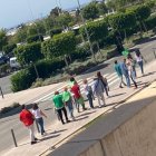 Personas rodeando el Hospital del Vinalopó