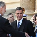 El rey Felipe VI, el presidente del Gobierno, Pedro Sánchez, y la presidenta de la Comunidad de Madrid, Isabel Díaz Ayuso.