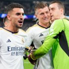 Toni Kroos abraza a Lunin tras eliminar al Bayern de Múnich en la Champions y clasificarse para la final de Wembley.