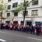 La sede socialista en Ferraz recibe a los primeros manifestantes Pro Sánchez