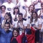 Jóvenes con la camiseta de Pedro el mapache en el mitin de Teresa Ribera y Pedro Sánchez.