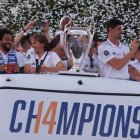 Algunos jugadores del Real Madrid, celebrando la Champions de 2022.