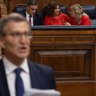 Pedro Sánchez, María Jesús Montero y Yolanda Díaz hablan en segundo plano. En primero el líder del PP, Alberto Núñez Feijóo.