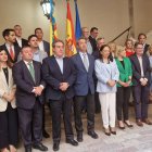 Vicente Barrera, vicepresidente de la Generalitat, y Llanos Massó, presidenta de Les Corts, arropados por todos los cargos de Vox en el gobierno valenciano y diputados en Les Corts, durante la lectura de la declaración institucional por la aprobación de la Ley de Amnistía.