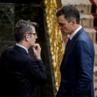 Félix Bolaños y Pedro Sánchez charlan en el Congreso.