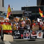 Manifestantes durante la llegada a los juzgados de Plaza Castilla de Begoña Gómez para declarar ante el juez Peinado.