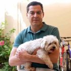 El presidente de la Junta de Andalucía, Juanma Moreno, con su perro Toby.