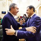 El secretario general del PSOE-A, Juan Espadas, saluda al presidente de la Junta, Juanma Moreno, en el Pleno del Parlamento andaluz-