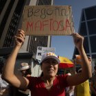 Manifestantes durante la llegada a los juzgados de Plaza Castilla de Begoña Gómez el pasado viernes.