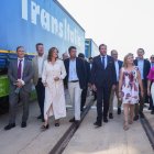 La alcaldesa de Valencia, María José Catalá (3i); el president de la Generalitat, Carlos Mazón (4i); el ministro de Transportes y Movilidad Sostenible, Óscar Puente (c); la delegada del Gobierno de la Comunidad Valenciana, Pilar Bernabé (4d); la presidenta de la APV, Mar Chao, (2d), y el CEO de Transitalia, Luigi D'Auria (1d), 
a su llegada a la inauguración de la autopista ferroviaria Valencia-Madrid, en el Puerto de Valencia, a 22 de julio de 2024, en Valencia, Comunidad Valenciana (España). La autopista conecta el puerto valenciano con la terminal de Abroñigal (Madrid) y permitirá a los camiones viajar de Italia a Madrid haciendo transbordo en el recinto portuario valenciano ahorrando así emisiones de CO2 a la atmósfera, en tanto que los camiones circularán por tren en vez de por carretera. La autopista es un proyecto compartido entre TransItalia y Tramesa con colaboración público-privada, en este caso del Ministerio de Transporte y sus organismos dependientes Puerto de Valencia y Adif (Administrador de Infraestructuras Ferroviarias).
22 JULIO 2024;VALENCIA;AUTOPISTA FERROVIARIA VALENCIA MADRID;FUNCIONAMIENTO
Jorge Gil / Europa Press
22/7/2024