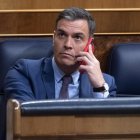 Pedro Sánchez habla por el teléfono en una sesión en el Congreso de los Diputados.