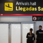 Dos agentes de la Policía Nacional en la puerta de llegadas de la terminal T1 del Aeropuerto Adolfo Suárez Madrid Barajas.