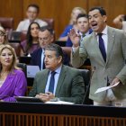 El presidente de la Junta de Andalucía, Juanma Moreno, en el pleno del Parlamento.