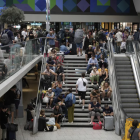 Gente esperando en las estaciones de tren de París