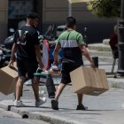 Dos hombres sujetan varias cajas, a 2 de julio de 2024, en Madrid (España). En el mes de junio se han creado en España 71.095 puestos de trabajo, la mayoría vinculados a la hostelería y el comercio. El paro se ha reducido en 46.783 personas respecto a mayo, situándose el número total de desempleados por debajo de los 2,6 millones de personas, en mínimos desde 2008. Así se desprende de los datos difundidos hoy por los ministerios de Inclusión y Trabajo respectivamente, relativos al número de afiliados a la Seguridad Social y al número de personas registradas como parados en las oficinas del Servicio Estatal Público de Empleo (SEPE).
02 JULIO 2024;MADRID;HOSTELERIA;COMERCIO;PUESTOS DE TRABAJO
Eduardo Parra / Europa Press
02/7/2024