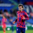 Antoine Griezmann calienta con el Atlético.