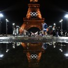 La Torre Eiffel, iluminada con los aros olímpicos