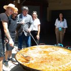 El expresidente de la Generalitat de Catalunya, Carles Puigdemont (c), ayuda a preparar una comida durante el acto de celebración del cuarto aniversario de la fundación de Junts, en el Théâtre de Verdure, a 27 de julio de 2024, en Amélie-les-Bains-Palalda (Francia). Junts per Catalunya celebra su cuarto aniversario con este acto, en el que la formación arropa al expresidente catalán Carles Puigdemont, a quien no se le ha aplicado todavía la ley de amnistía. La celebración coincide con el tramo final de las negociaciones entre el PSC y ERC para facilitar la investidura de Salvador Illa como presidente de la Generalitat de Catalunya.
27 JULIO 2024;JUNTS;AMNISTÍA;INVESTIDURA;PRESIDENTE;GENERALITAT
Glòria Sánchez / Europa Press
27/7/2024