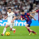 Brahim y Pedri luchan por un balón en un Clásico.