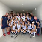 La Princesa Leonor y la Infanta Sofía, con las jugadoras de la selección de hockey hierba.