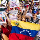 Manifestantes con pancartas durante una protesta en apoyo a la oposición venezolana en Madrid.