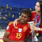 Yamal y su novia, en la final de la Eurocopa.