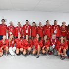 Pedro Sánchez y Begoña Gómez, posando con algunos de los deportistas españoles en París.