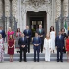 Foto de familia del nuevo Gobierno andaluz ante la fachada principal del Palacio de San Telmo, Sevilla.
JOAQUÍN CORCHERO/EUROPA PRESS
30/7/2024