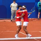 Rafa Nadal y Carlos Alcaraz celebran su triunfo ante la pareja holandesa.