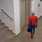 Imagen de las cámaras de seguridad que captaron al ladrón disfrazado de Spiderman.