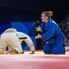 Michaela Polleres (de azul) celebra su bronce ganado a la española Ai Tsunoda Roustant