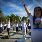 Exhibición de yoga al aire libre en Madrid.