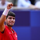 Carlos Alcaraz, celebrando su victoria ante Tommy Paul en París.