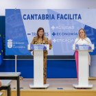 La presidenta de Cantabria, María José Sáenz de Buruaga, presenta en rueda de prensa, el anteproyecto de Ley de Simplificación de Administrativa.