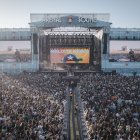 Miles de personas asisten a la celebración del Arenal Sound Festival en la playa El Arenal.