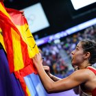 Carolina Marín, firmando una bandera española tras su triunfo